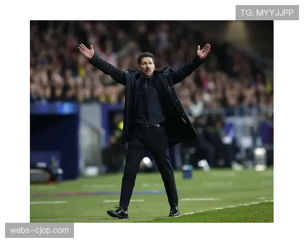 转播镜头捕捉：马竞主帅西蒙尼场边不断比划手势，要求队员加快转换