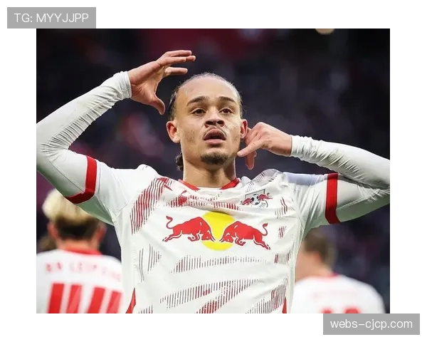 莱比锡红牛发布赛前训练图，哈维·西蒙斯已参与全队合练